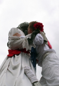 Der Sieger des Wettlaufs küsst die Jungfrau-Statue am Marktplatz. Alle 25 Jahre gibt es eine lebende Jungfrau.